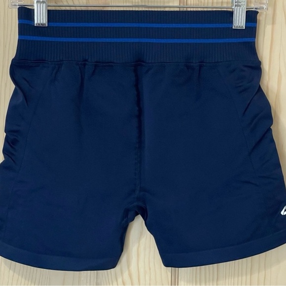 NWT Fourlaps Seamless short. Have sports bra to match in closet (if available) - Picture 2 of 6